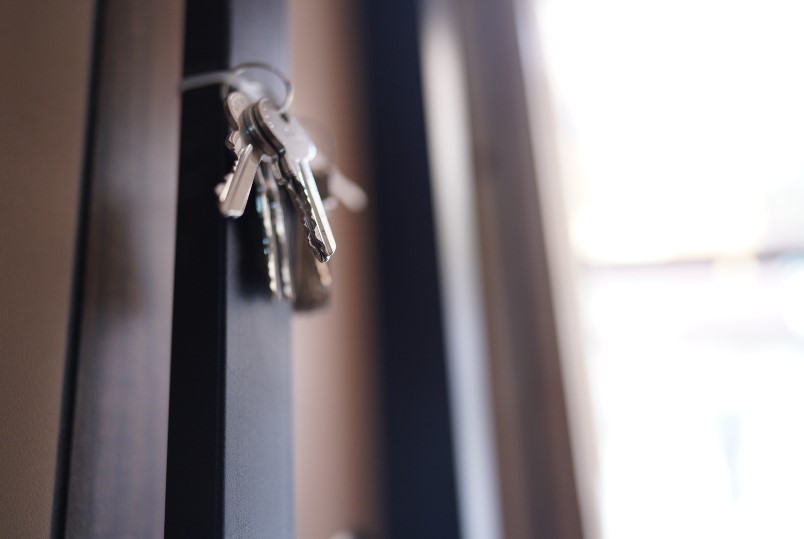 двери подъездные металлические с домофоном