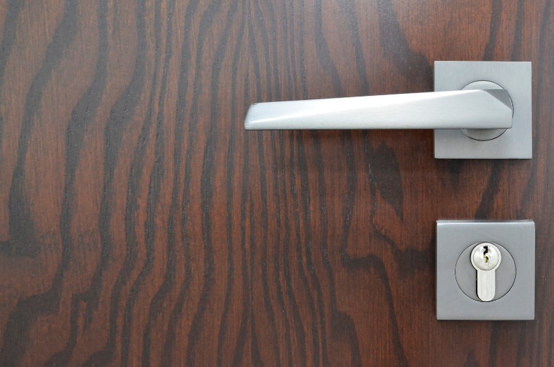 какая металлическая дверь лучше для подъезда