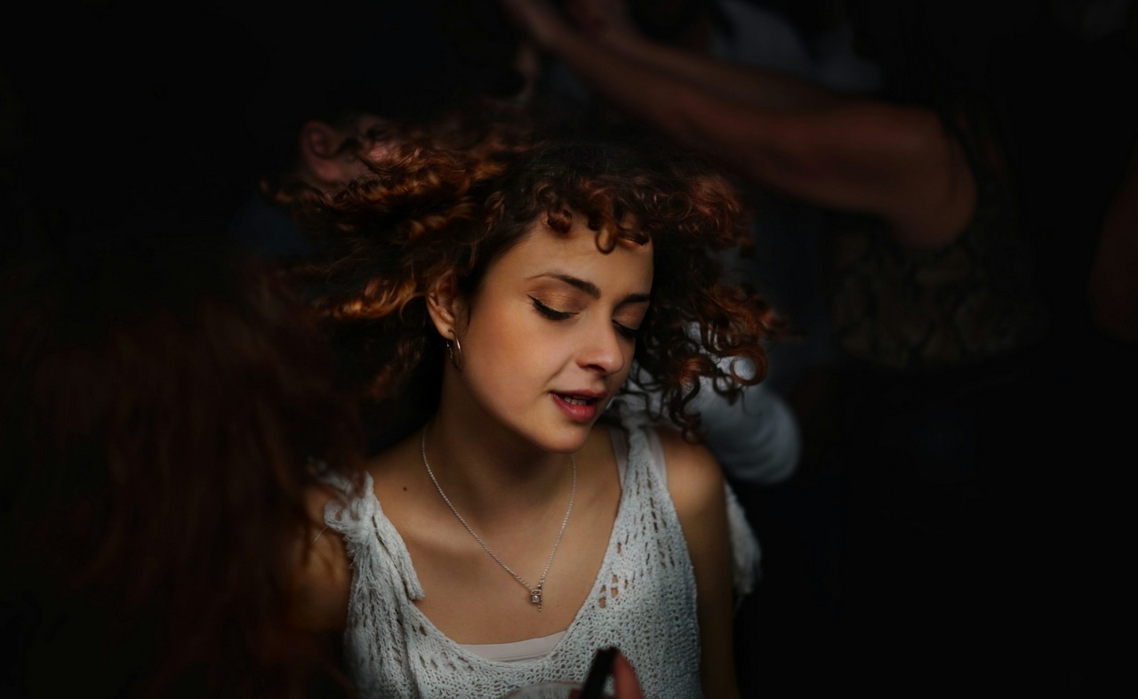 Как самостоятельно сделать укладку волнами без плойки