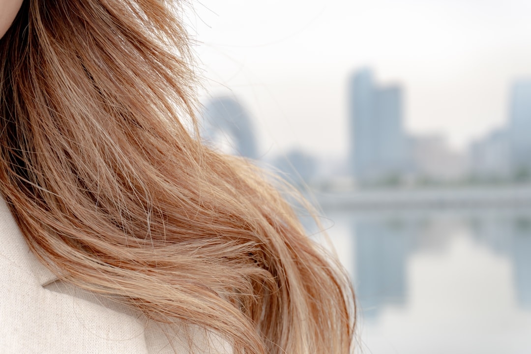 7 ошибок в уходе за волосами, которые мешают им выглядеть здоровыми