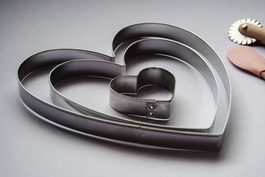 Что лучше для укладки: утюжок или плойка? Сравнение по типам волос